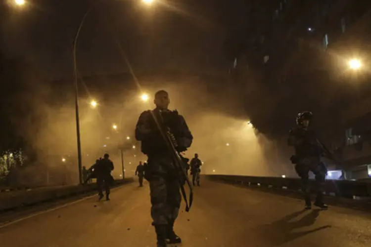 
	Policiais militares: est&atilde;o presentes policiais do 6&ordm; Batalh&atilde;o da PM. Eles usam escudos, capacetes e armas consideradas n&atilde;o letais
 (Ueslei Marcelino/Reuters)