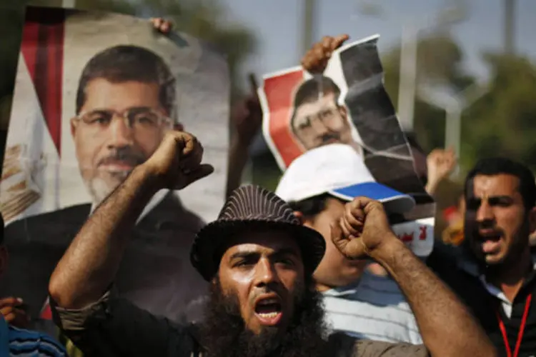 
	Apoiadores do presidente deposto do Egito, Mohamed Mursi: segundo a ag&ecirc;ncia oficial &#39;Mena&#39;, os seguidores de Mursi bloquearam por tr&ecirc;s horas a avenida Oruba, uma das principais do Cairo.
 (Suhaib Salem/Reuters)