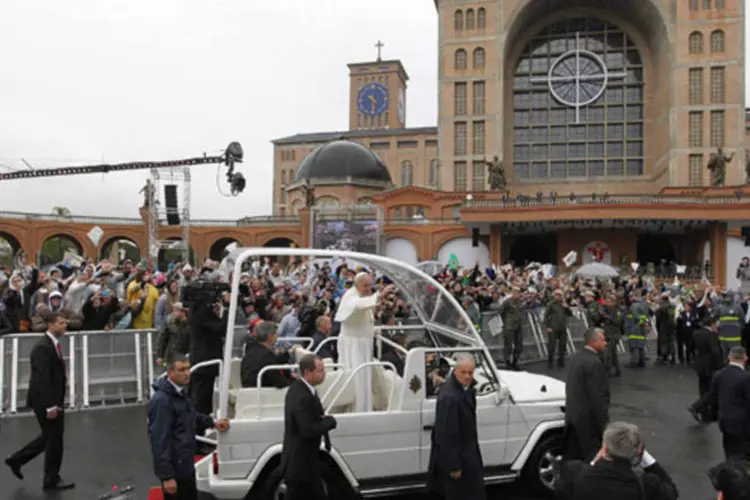 Papa Francisco acena aos fiéis em sua chegada ao Santuário Nacional de Nossa Senhora Aparecida: "peço-vos um favor: rezai por mim, preciso muito", disse o papa, em espanhol, após missa  (Nacho Doce/Reuters)