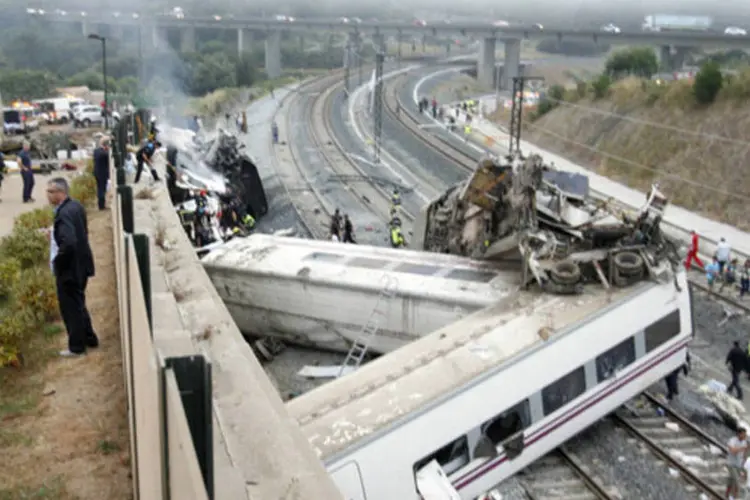 
	Agentes retiram v&iacute;timas de trem que descarrilou perto de Santiago de Compostela, Espanha, em 24 de julho
 (Oscar Corral/Reuters)