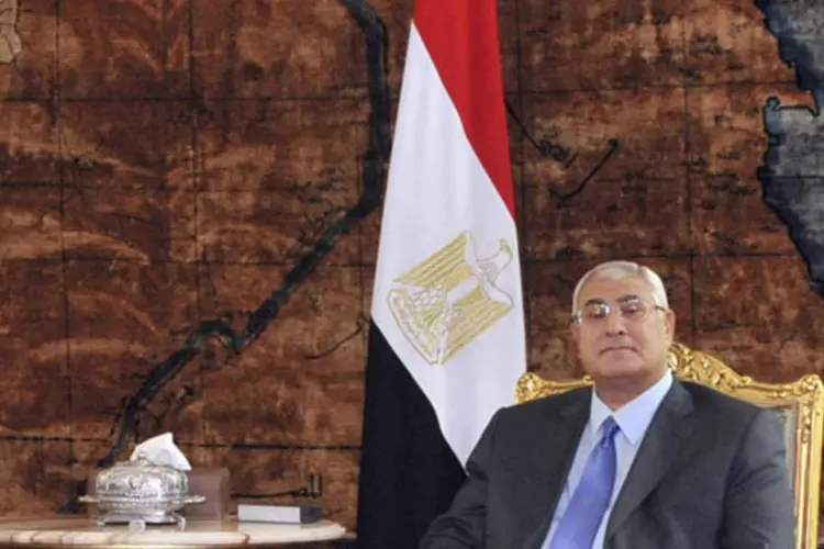 
	O presidente interino do Egito, Adly Mansour:&nbsp;&nbsp;fonte afirmou que este calend&aacute;rio respeitava prazos para a celebra&ccedil;&atilde;o de elei&ccedil;&otilde;es fixados pelo presidente interino
 (Egyptian Presidency/Reuters)