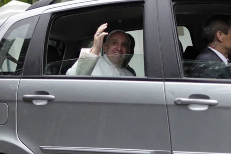 Papa Francisco acena para jornalistas ao deixar a residência oficial no Sumaré da Arquidiocese do Rio de Janeiro: papa irá participar pela primeira vez de um evento oficial da Jornada Mundial da Juventude, a missa de acolhida, às 18h (Ueslei Marcelino/Reuters)