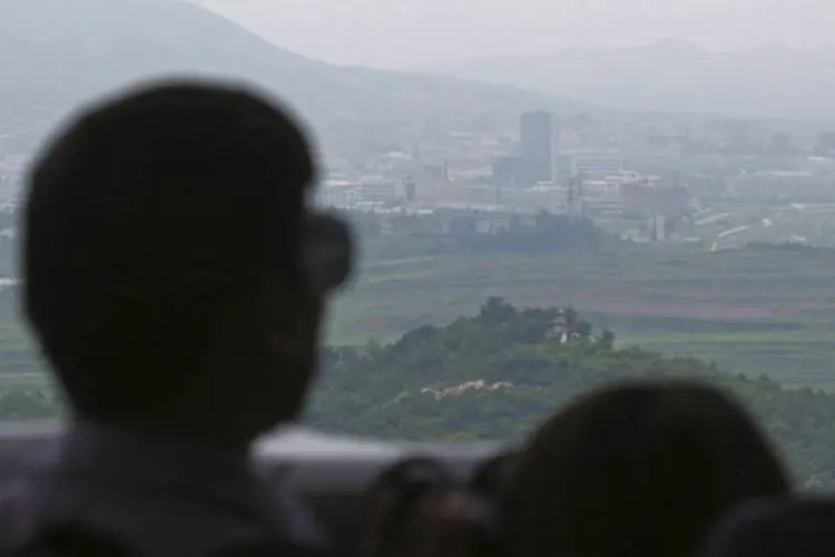 
	Visitantes observam complexo industrial de Kaesong em posto de observa&ccedil;&atilde;o: nas cinco reuni&otilde;es anteriores, os representantes das duas Coreias tamb&eacute;m n&atilde;o conseguiram superar diferen&ccedil;as
 (Park Ji-ho/Yonhap/Reuters)