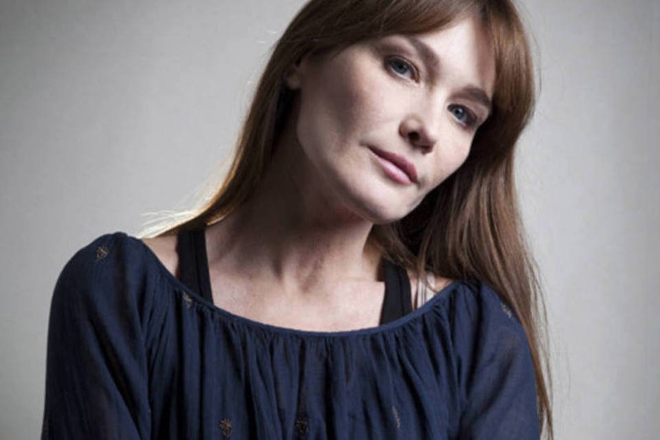 Franceses pedem que Carla Bruni devolva 410 mil euros