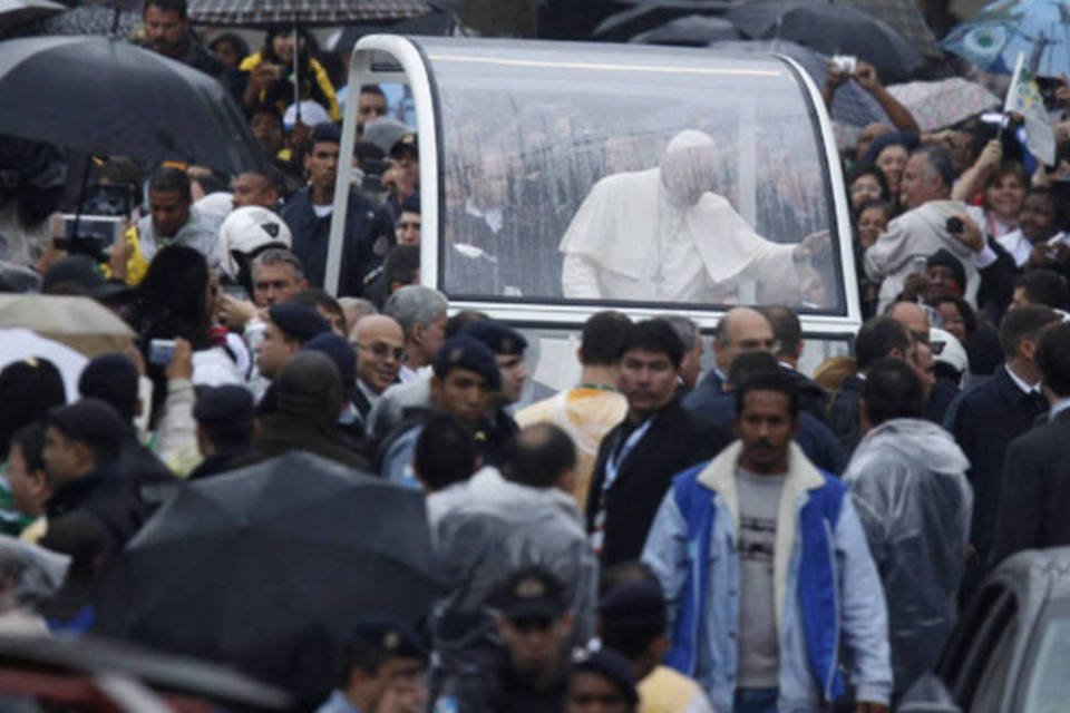 Papa confessa que muitas vezes se sente "enjaulado"