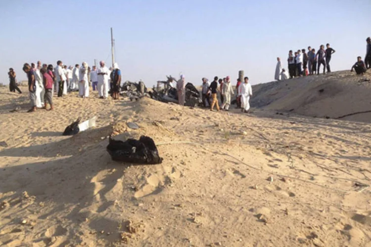 
	Pessoas olham para local onde carro-bomba explodiu na Pen&iacute;nsula do Sinai, no Egito: a regi&atilde;o tem sido palco de ataques quase di&aacute;rios por supostos militantes depois que Mursi foi deposto
 (Stringer/Reuters)