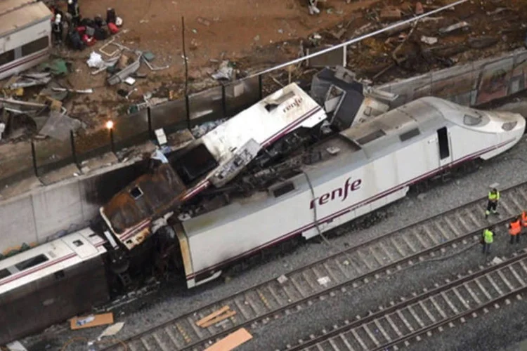
	Destro&ccedil;os do trem que descarrilou perto de Santiago de Compostela, na Espanha: maquinista est&aacute; detido, acusado por &quot;imprud&ecirc;ncia&quot; com resultado de morte, segundo pol&iacute;cia
 (Aeromedia.es/Reuters)
