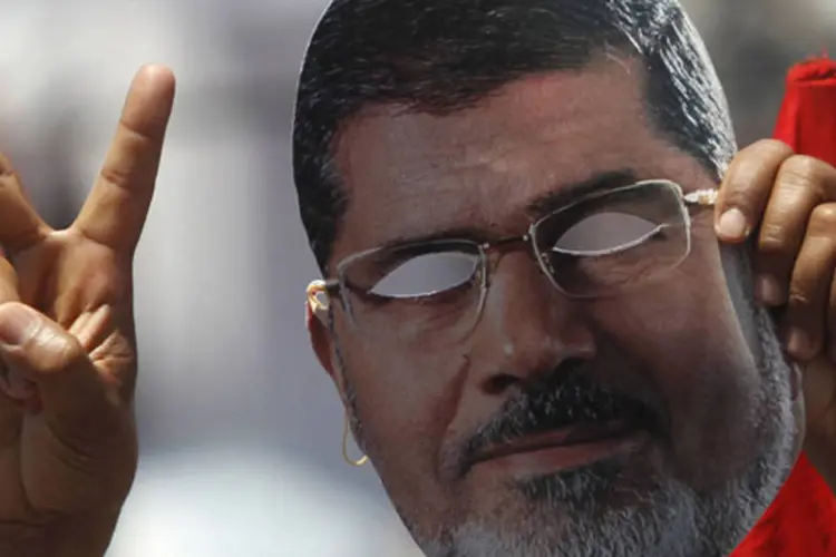 
	Membro da Irmandade Mu&ccedil;ulmana em protesto de apoio a Mohamed Mursi: desde a deposi&ccedil;&atilde;o de Mursi pelo ex&eacute;rcito, mais de 2.000 membros da Irmandade foram presos
 (Abdallah Dalsh/Reuters)