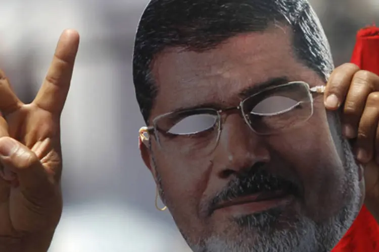 Membro da Irmandade Muçulmana em protesto de apoio a Mohamed Mursi: justiça egípcia ordenou a prisão preventiva para Mursi por supostamente ligar para o grupo palestino Hamas para perpetrar "ações inimigas contra o país" (Abdallah Dalsh/Reuters)