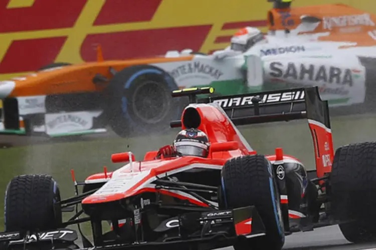 
	Carro da Marussia durante o Grande Pr&ecirc;mio de Silverstone: &quot;me sinto honrado de poder desenvolver um papel importante para tentar devolver a equipe ao lugar que ela merece&quot;, disse Symonds
 (Darren Staples/Reuters)