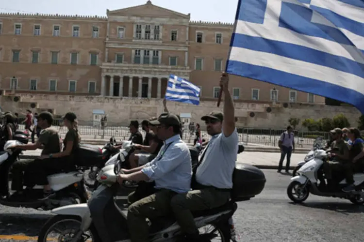 Protesto contra corte de empregos no setor público, em Atenas: do total, 2,5 bilhões de euros serão procedentes do Fundo Europeu de Estabilidade Financeira (FEEF) e restante virá de lucros do sistema de bancos nacionais do continente obtidos com a venda de títulos gregos (Yorgos Karahalis/Reuters)