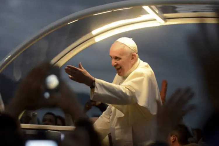 Papa Francisco acena para fiéis durante sua passagem pela orla de Copacabana, no Rio de Janeiro: no último evento previsto do dia, o papa assiste à encenação da Via Sacra, na Praia de Copacabana (Lucas Landau/Reuters)
