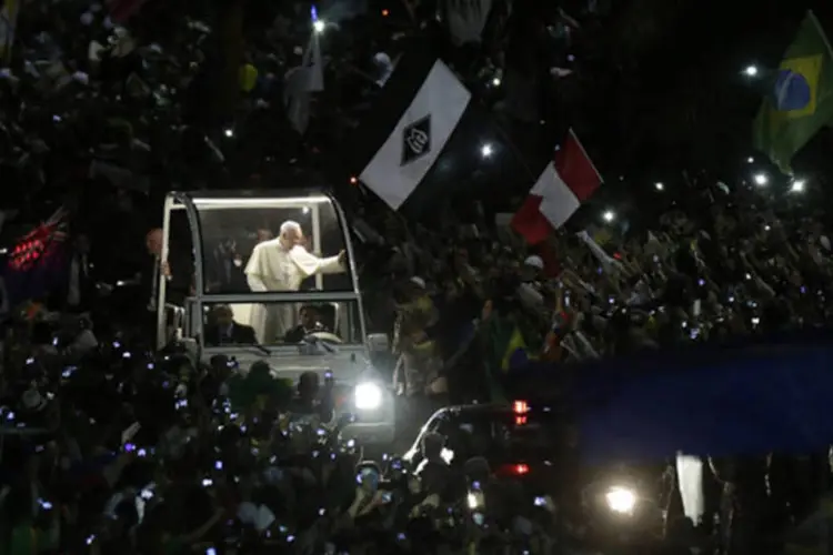 Papa Francisco percorre a orla de Copacabana de papamóvel, em meio a multidão: quem conseguiu ouvir bem o que foi dito pelo pontífice voltou para casa com boas lembranças e alguns ensinamentos (Ricardo Moraes/Reuters)