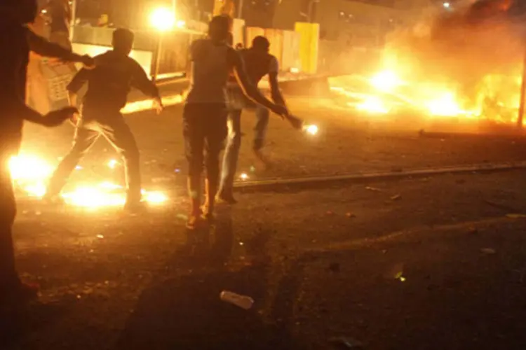 Manifestantes contrários ao ex-presidente do Egito Mohamed Mursi protestam perto de partidários de Mursi: segundo dados à disposição da AI, mais de 180 pessoas morreram em confrontos e outros atos de violência desde 30 de junho (Asmaa Waguih/Reuters)