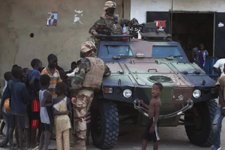 Soldados franceses conversam com crianças durante patrulha em Timbuktu, Congo: Unicef afirmou também que recebeu relatórios de crianças mortas e feridas por causa do conflito entre o Exército nacional e grupos armados (Joe Penney/Reuters)