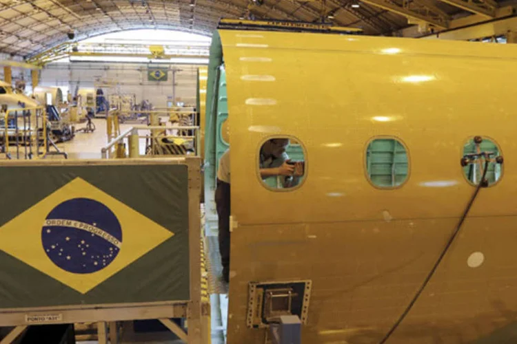 Operário trabalha na montagem de aeronave na sede da Embraer, em São José dos Campos: companhia divulgou ontem seus resultados trimestrais, que apontam para um faturamento entre abril e junho de R$ 3,2 bilhões, uma retração de 4,17% em comparação com o mesmo período de 2012 (Nacho Doce/Reuters)