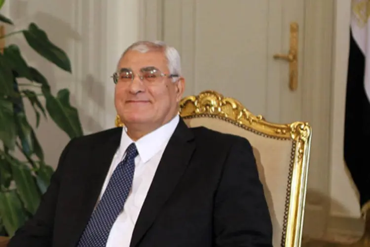 
	Presidente interino do Egito, Adly Mansour, no pal&aacute;cio presidencial, em 15 de julho: a forma&ccedil;&atilde;o do gabinete era um dos passos do processo de transi&ccedil;&atilde;o ap&oacute;s a deposi&ccedil;&atilde;o de Mursi
 (Amr Abdallah/Reuters)
