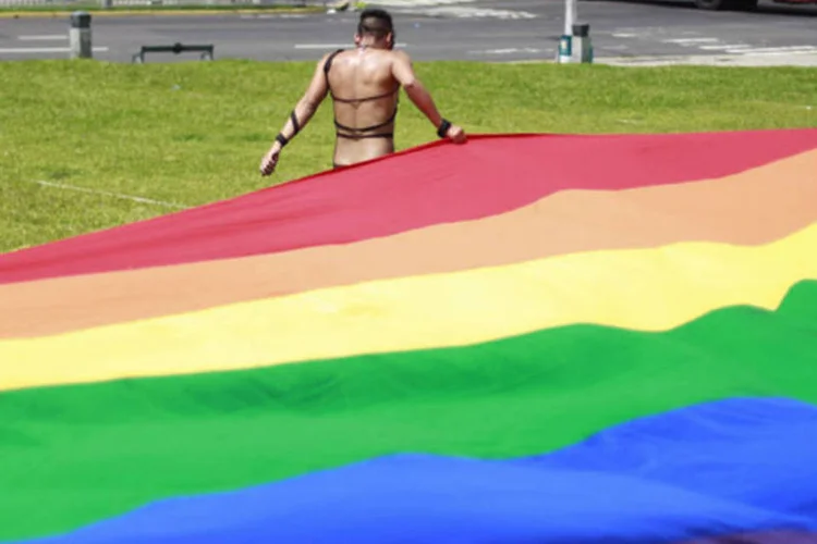 
	Pessoa participa da Parada Gay em San Salvador, em junho de 2013: &quot;deixem-me dizer alto e claro: as pessoas l&eacute;sbicas, gays, bissexuais e transg&ecirc;nero t&ecirc;m os mesmos direitos que os demais. Eles tamb&eacute;m nascem livres e iguais&quot;, afirmou Ban Ki-moon
 (Ulises Rodriguez/Reuters)