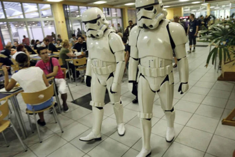 Fãs vestidos de Storm Troopers em cafeteria de Essen, onde ocorre uma convenção sobre "Guerra nas Estrelas": "existe alguém hoje em dia que ainda não tenha visto a famosa saga?", perguntava um dos jornalistas do evento  (Wolfgang Rattay/Reuters)