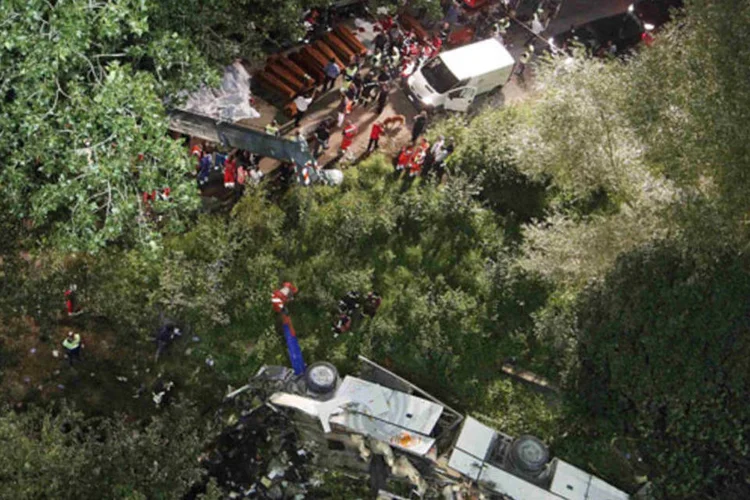 Ônibus que caiu de viaduto quando voltava de uma excursão, na Itália: o diretor do hospital pediátrico Santobono, Carlo Maranelli, espera que pelo menos alguns dos pais estejam entre os feridos (Ciro De Luca/Reuters)