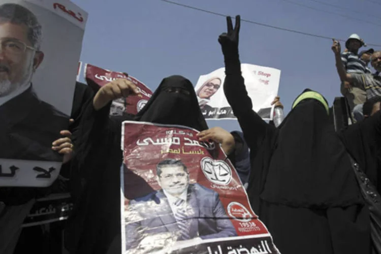 
	Membros da Irmandade Mu&ccedil;ulmana e defensores do presidente eg&iacute;pcio deposto Mohamed Mursi: Irmandade explicou que foi feito o funeral de&nbsp;&quot;milhares de m&aacute;rtires&quot;
 (Amr Abdallah Dalsh/Reuters)
