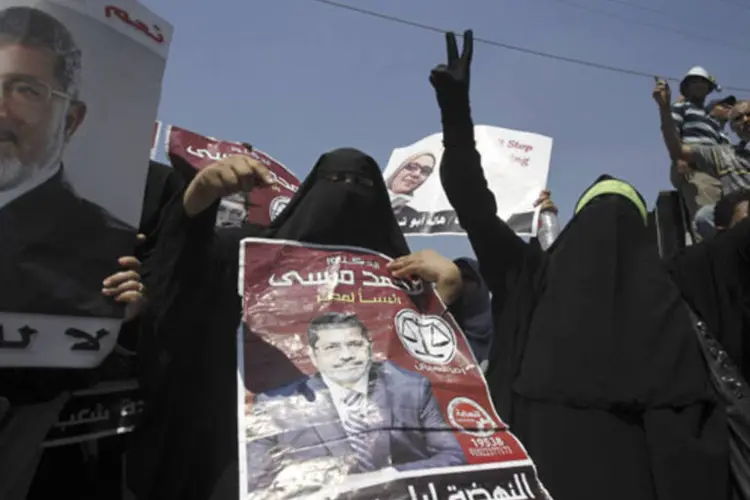 
	Protestos no Egito: as manifestantes, a maioria delas cobertas com o v&eacute;u isl&acirc;mico ou com o&nbsp;&quot;niqab&quot;&nbsp;(que s&oacute; permite ver os olhos), gritavam palavras de ordem contra o golpe de Estado e o comandante das For&ccedil;as Armadas, Abdel Fatah al Sisi.
 (Amr Abdallah Dalsh/Reuters)