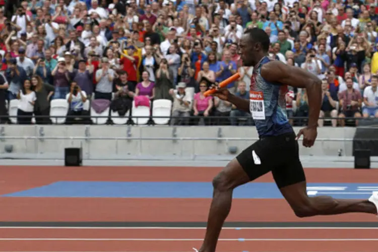 
	O jamaicano Usain Bolt: Bolt doou um par t&ecirc;nis autografado para que sejam leiloados
 (Suzanne Plunkett/Reuters)