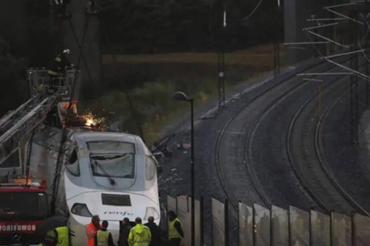 
	Equipes de resgate ap&oacute;s acidente de trem na Espanha: ao todo, 61 passageiros do trem de Santiago continuam internados, dos quais 13 permanecem em estado cr&iacute;tico, um deles uma crian&ccedil;a, segundo as autoridades locais
 (Miguel Vidal /Reuters)