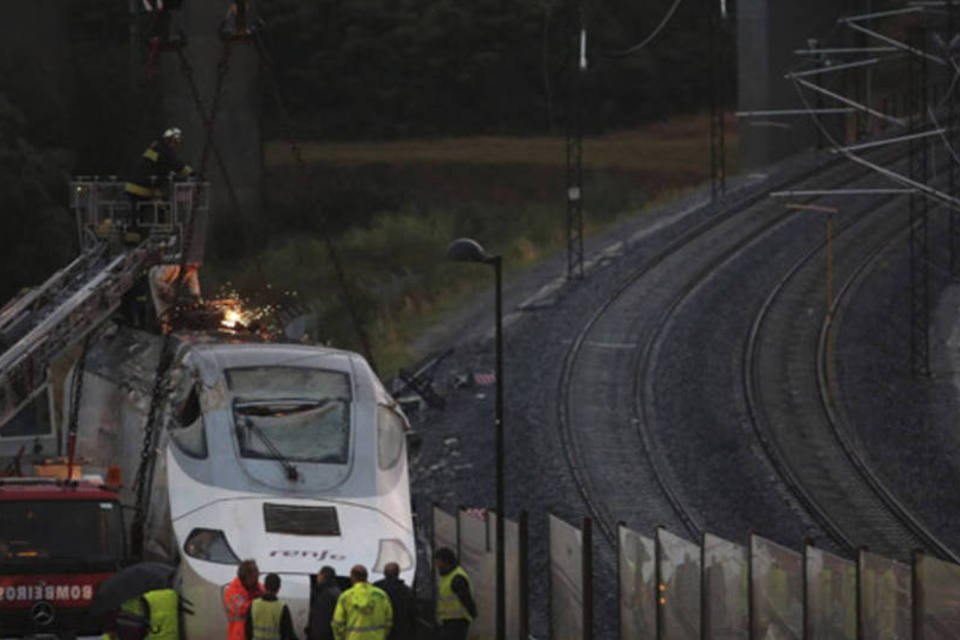 Equipes de resgate após acidente de trem na Espanha: além dessas 22 pessoas internadas em estado crítico, há outras 47 pessoas hospitalizadas com ferimentos menos graves (Miguel Vidal /Reuters)