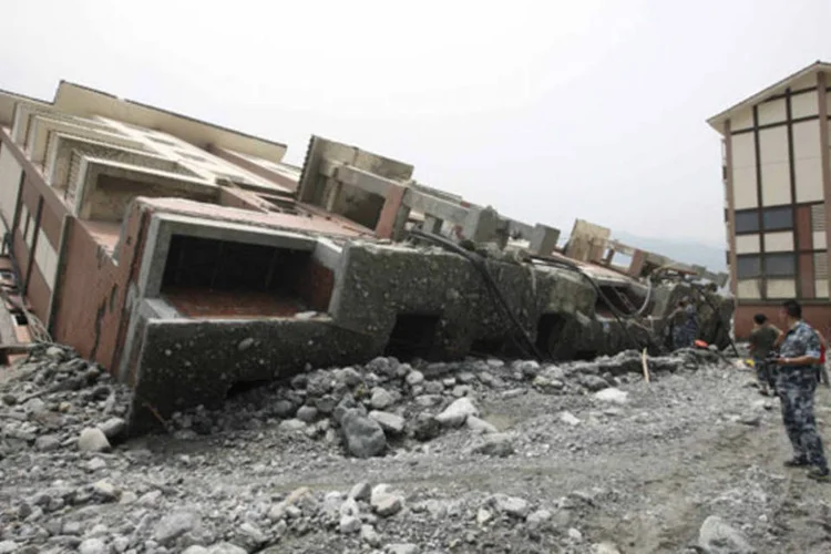 Prédio residencial destruído na província de Sichuan, devido inundações e tufões que atingiram a China: maioria dos desastres naturais aconteceram no sul do país, zona que sofre com tufões, inundações e fortes chuvas (Reuters)