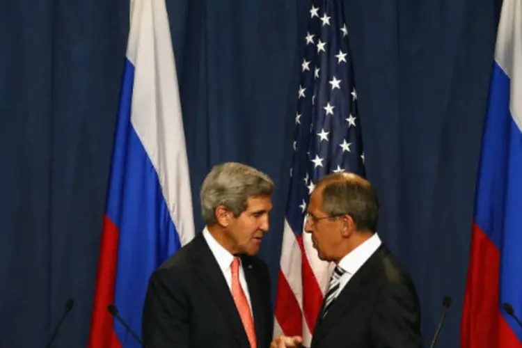 
	Secret&aacute;rio de Estado americano, John Kerry, e chanceler russo Sergei Lavrov: Kerry expressou a Lavrov preocupa&ccedil;&atilde;o sobre uma poss&iacute;vel interven&ccedil;&atilde;o militar russa no pa&iacute;s &aacute;rabe
 (REUTERS/Ruben Sprich)