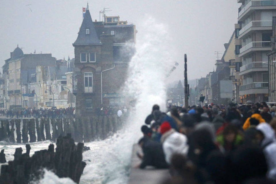 Turistas invadem Normandia para ver a "maré do século"