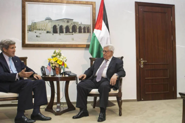 John Kerry e Mahmoud Abbas: eles reuniram-se na Jordânia na terça-feira, em mais uma tentativa de retomar as conversações para estabelecer a paz na região (Jacquelyn Martin/Reuters)