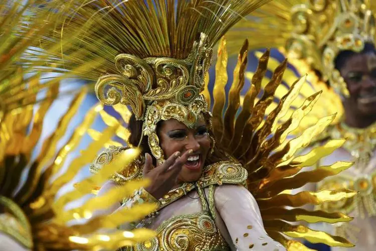 A cerimônia teve como pano de fundo a bandeira do Brasil: ela serviu de palco para todos os dançarinos (Darren Staples/Reuters)