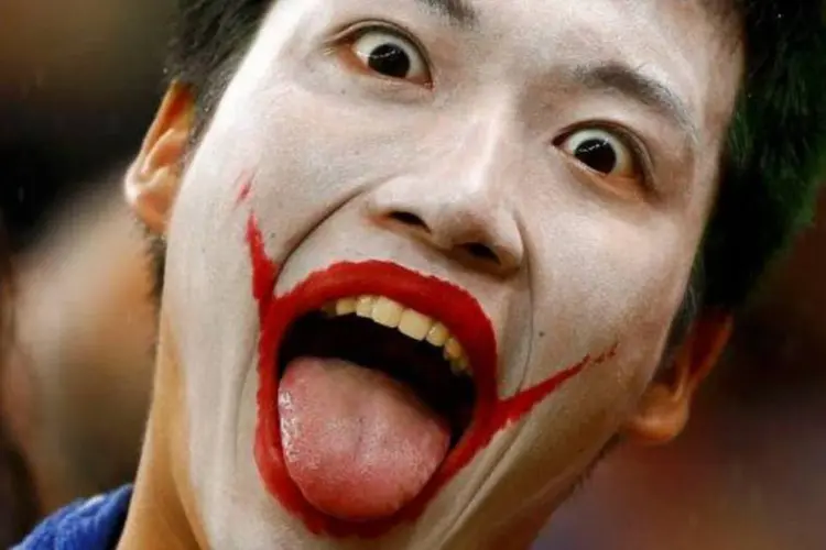 Coringa de olhos puxados é atração da torcida do Japão (Stefano Rellandini/Reuters)