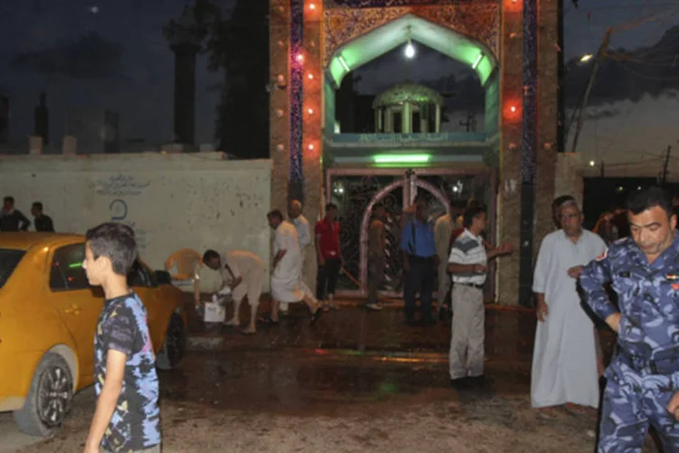 Moradores juntam-se do lado de fora de um local de oração xiita depois de um ataque suicida em Kirkuk, norte de Bagdá (.)