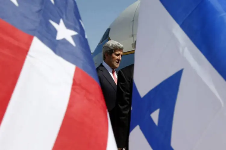 John Kerry chega a Tel Aviv, em Israel: "conheço essa região bem o suficiente para saber que existe ceticismo, em alguns lugares há cinismo, e há razões para isso" disse (Jim Young/Reuters)
