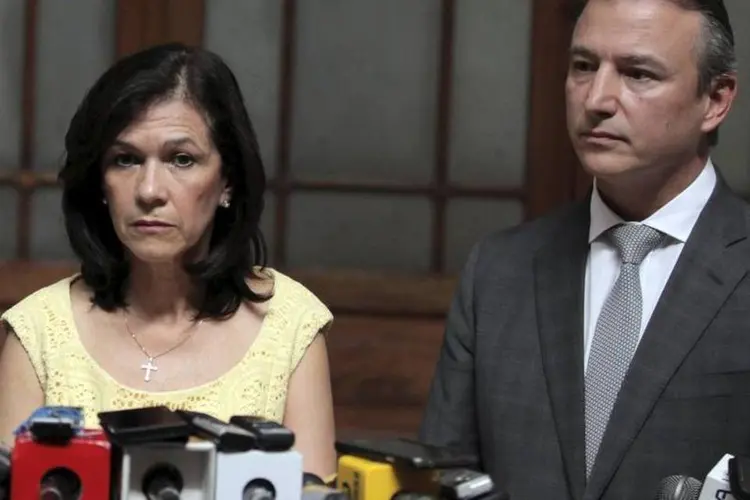 O ministro da Economia, Sergio de la Torre, e a ministra da Educação, Cynthia del Aguila,  falam com a imprensa durante uma coletiva de imprensa na Cidade da Guatemala (Reuters)