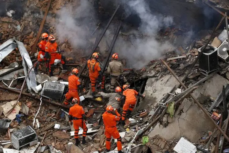 
	Mais de 60 bombeiros permanecem na &aacute;rea, onde est&atilde;o desde que ocorreu a explos&atilde;o em S&atilde;o Cristov&atilde;o, no Rio de Janeiro
 (REUTERS/Pilar Olivares)