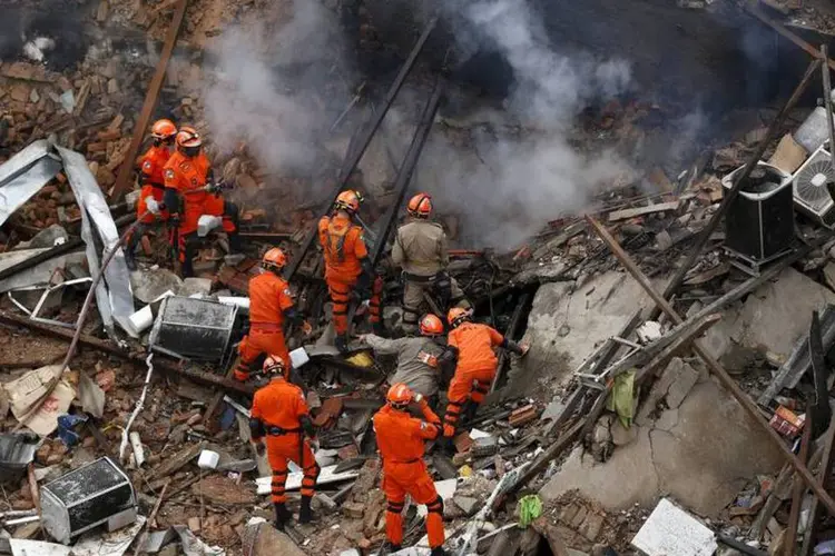 
	Bombeiros trabalham em &aacute;rea de explos&atilde;o em S&atilde;o Cristov&atilde;o, no Rio de Janeiro: 40 im&oacute;veis foram destru&iacute;dos e sete pessoas ficaram feridas, mas sem gravidade
 (REUTERS/Pilar Olivares)