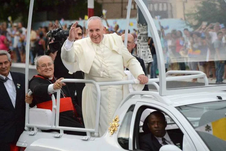 
	Papa acena para pessoas em Havana: &quot;Voc&ecirc;s, jovens cubanos, embora pensem diferente, quero que estejam acompanhados, juntos, buscando a esperan&ccedil;a, o futuro e a nobreza da p&aacute;tria&quot;
 (EXAME.com)