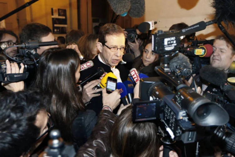 Eric de Caumont, advogado francês do ator Gerard Depardieu, é cercado por jornalistas em tribunal de Paris (Charles Platiau/Reuters)