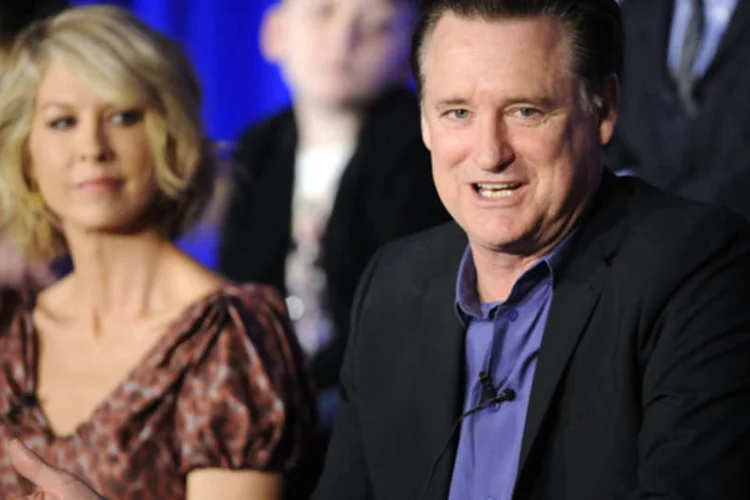 Atores Bill Pullman e Jenna Elfman em painel de discussão da NBC sobre a nova série "1600 Penn", estrelada por eles (Gus Ruelas/Reuters)