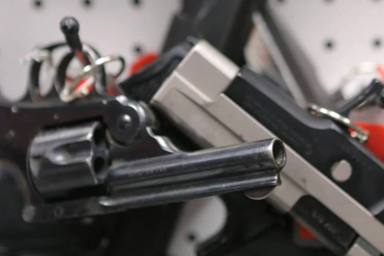 
	Armas: o grupo &eacute; acusado de praticar assaltos na regi&atilde;o
 (Gary Cameron/Reuters)