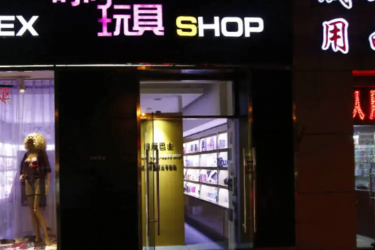 
	Fachada de sex shop na China: leis continuam proibindo a pornografia e o sexo grupal
 (Kim Kyung-Hoon/Reuters)