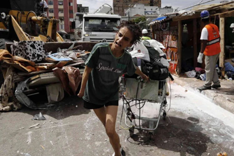 
	Mulher puxa um carrinho de supermercado ao limpar o seu barraco na Cracol&acirc;ndia, ap&oacute;s a&ccedil;&atilde;o da prefeitura de S&atilde;o Paulo
 (Nacho Doce/Reuters)