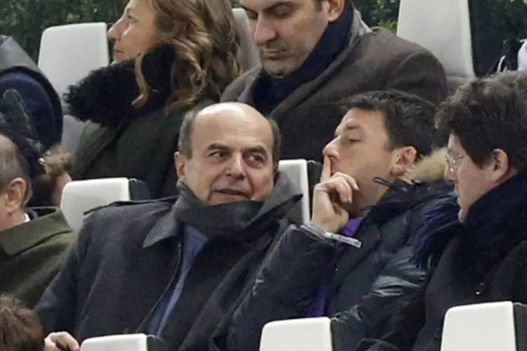 Líder do Partido Democrático, Píer Luigi Bersani, e Matteo Renzi conversam durante partida de futebol na Itália (Stefano Rellandini/Reuters)