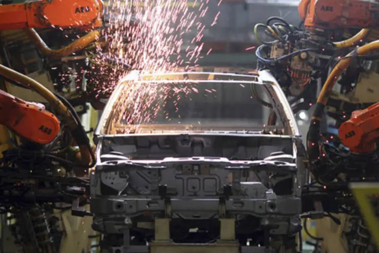 Robôs soldam carros em fábrica da Ford Motor em São Bernardo do Campo (Reuters/Paulo Whitaker)
