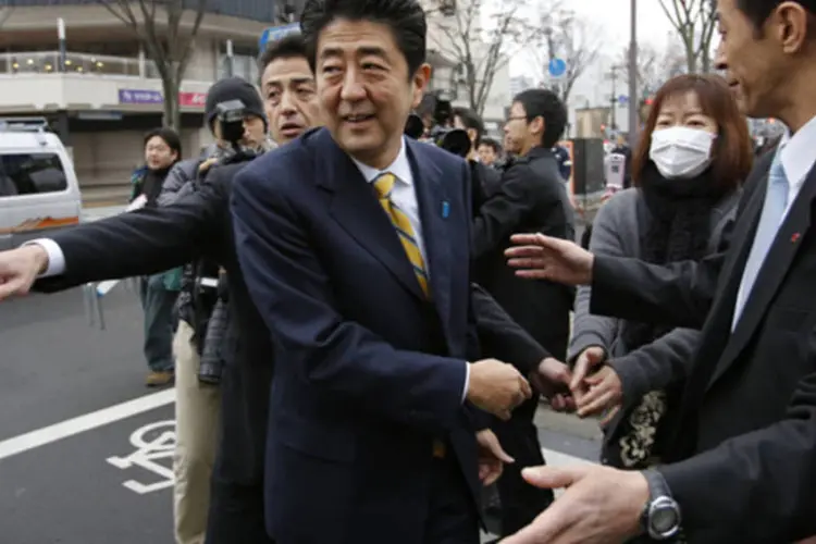 Líder da oposição japonesa e ex-primeiro-ministro Shinzo Abe cumprimenta eleitores no começo da campanha (Issei Kato/Reuters)