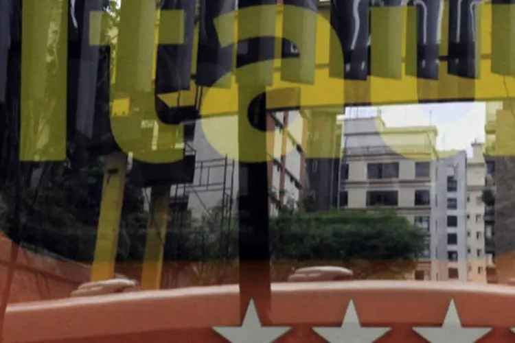 
	Logo do Ita&uacute; refletindo pr&eacute;dios na entrada de uma ag&ecirc;ncia do banco na Avenida Paulista: &quot;mais para a frente, n&atilde;o se sabe&quot;, disse Setubal
 (Nacho Doce/Reuters)